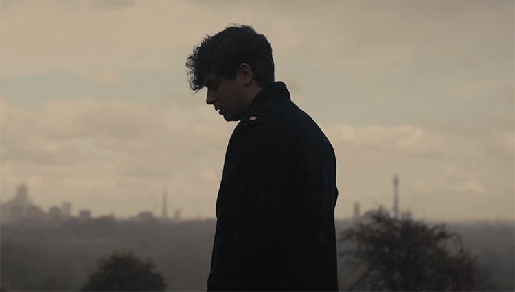 Alfred en el videoclip de 'Londres'