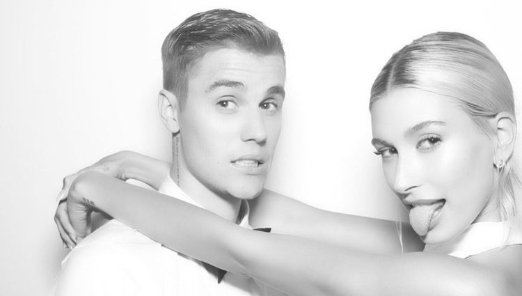 Justin Bieber y su esposa Hailey Bieber en su ceremonia de boda | Twittter