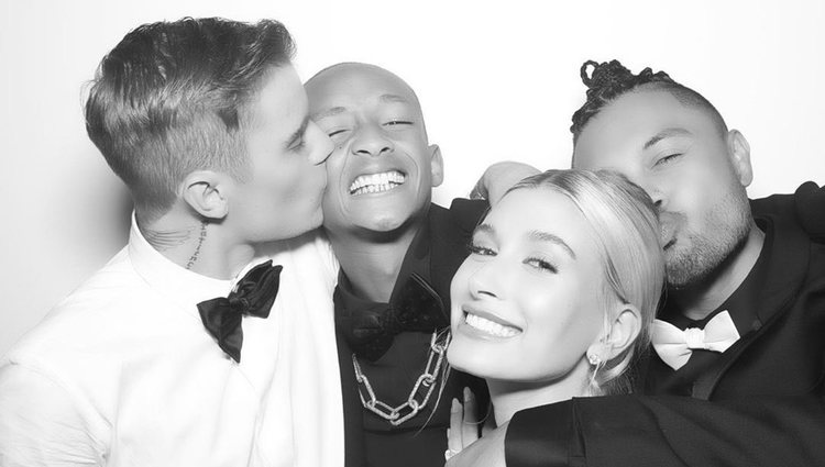 Justin Bieber y su esposa Hailey Bieber rodeado de amigos en su boda | Twitter