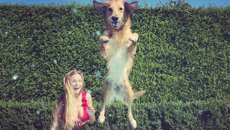 Alizee Thevenet y un perro de James Middleton refrescándose en verano/Foto: Instagram