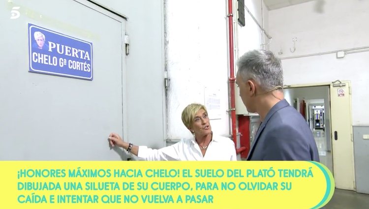 Chelo García-Cortés inaugurando la 'Puerta de Chelo García-Cortés' / Foto: Telecinco.es