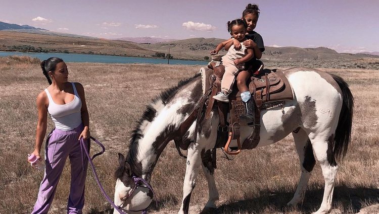 Kim K. junto a sus hijos en una fotografía compartida en redes sociales