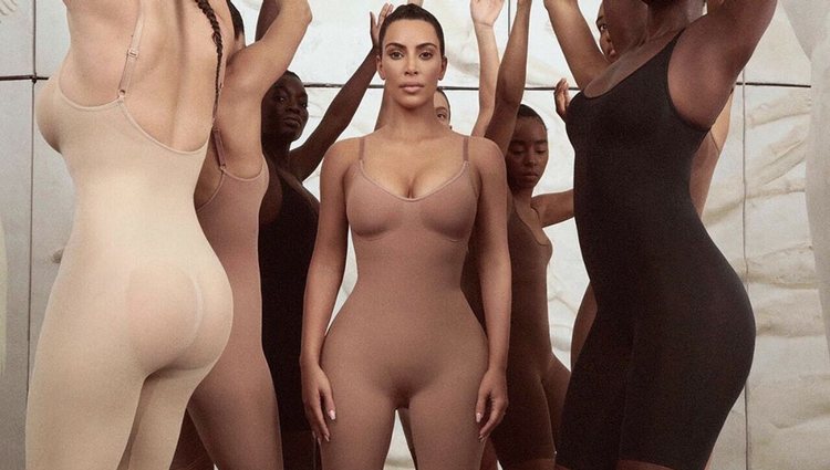 Kim K. en una foto promocional de su marca de fajas | Foto: Instagram