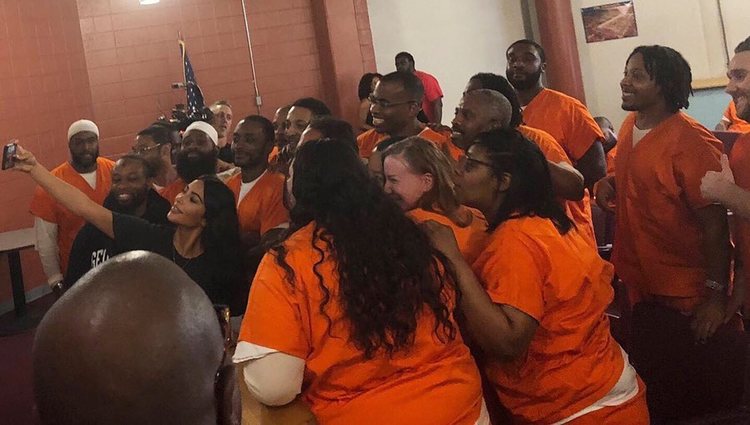 Kim K. sacándose fotos con los reclusos de la prisión de Washington D.C. | Foto: Instagram