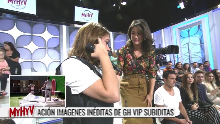 Toñi Moreno hablando por teléfono con Mª Teresa Campos