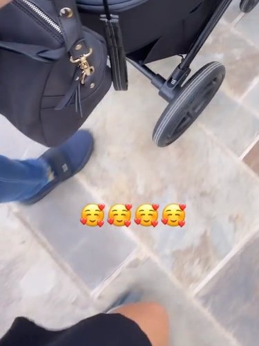 Risto Mejide y Laura Escanes dando su primer paseo con su hija Roma/ Foto: Instagram