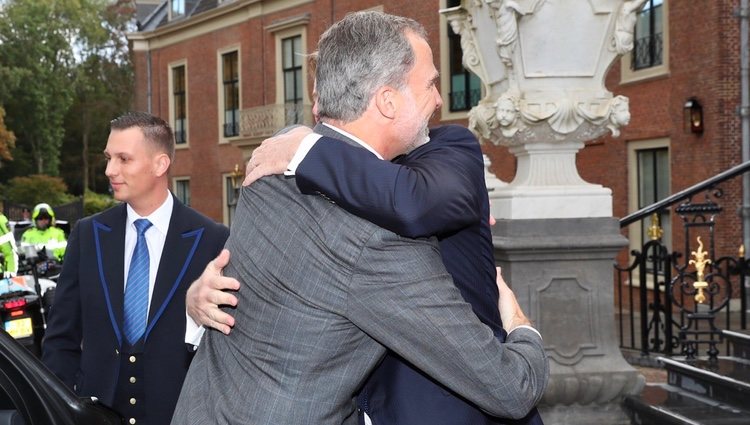 Felipe VI y Guillermo Alejandro de Países Bajos se funden en un abrazo