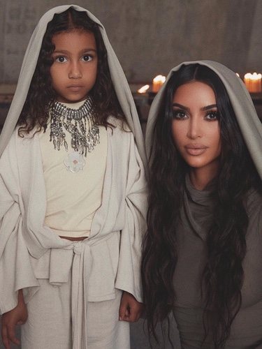 Kim Kardashian bautizándose en Armenia junto a su hija North / Foto: Instagram