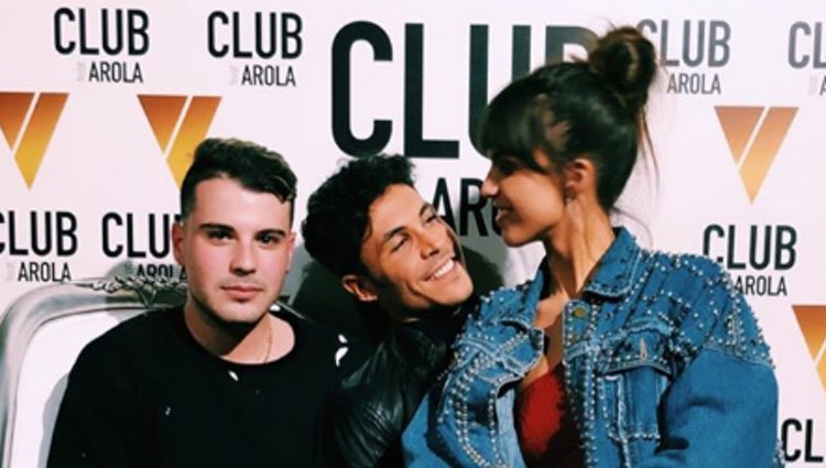 Sofía Suescun y Kiko Jiménez compartiendo miradas cómplices junto a un amigo/Foto: Instagram