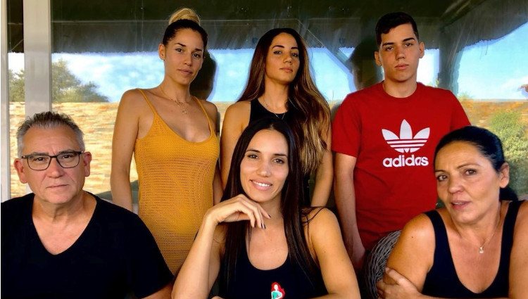 India Martínez con sus padres y sus tres hermanos celebrando su cumpleaños/Foto:Instagram