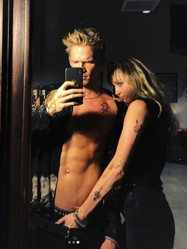 Miley Cyrus con la mano entre el pantalón y el boxer de su Cody Simpson | Instagram