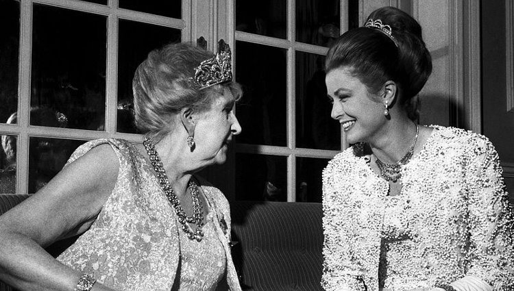 La Reina Victoria Eugenia y Grace de Mónaco en la boda de la Infanta Pilar | Pinterest