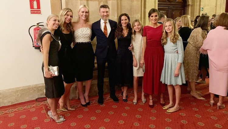 La Reina y sus hijas con Telma Ortiz, Robert Gavin Bonnar y Lindsay Vonn