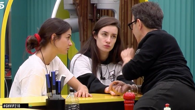 Maestro Joao leyendo la mano a Estela y Adara | Foto: telecinco.es