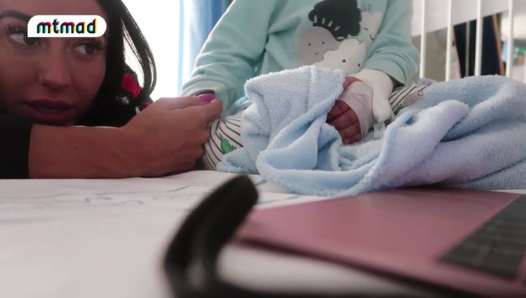 Aurah Ruiz jugando con Nyan en el hospital/Foto: telecinco.es