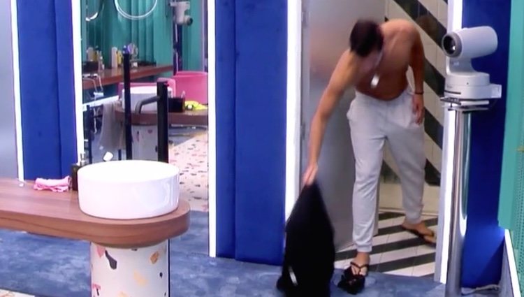 Gianmarco entrando en el baño | Foto: telecinco.es