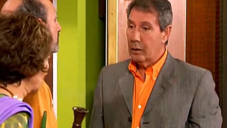 Nicolás Dueñas en un fotograma de 'Aquí no hay quien viva'