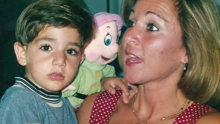 Ricky Rubio de niño en brazos de su madre/ Foto: Twitter