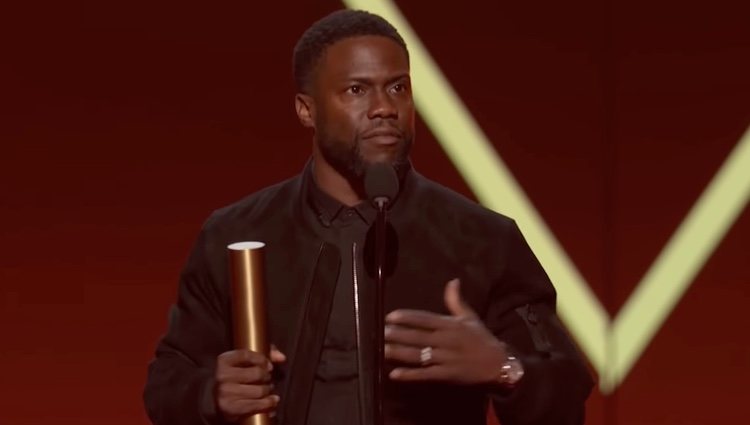 Kevin Hart agradeciendo el cariño del público