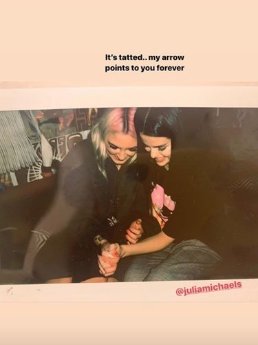 Julia Michaels y Selena Gomez haciéndose tatuajes complementarios / Foto: Instagram