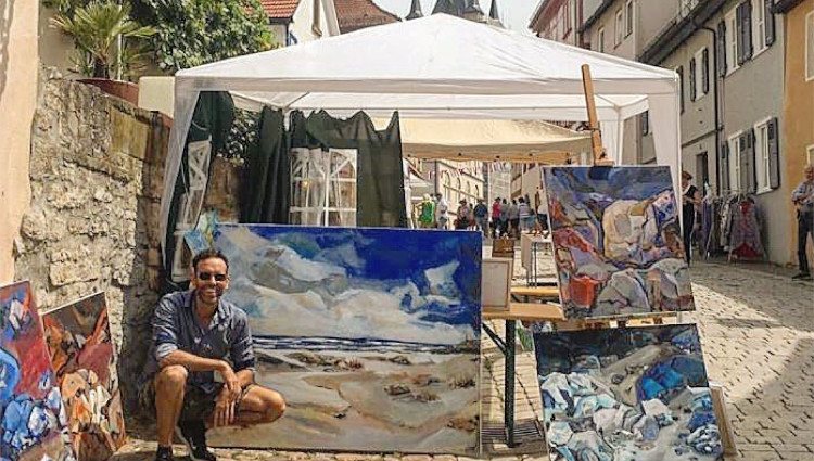 Ciro Miró con sus pinturas propias en el Mercado Montmartre de Bad Wimpfen/Foto:Instagram