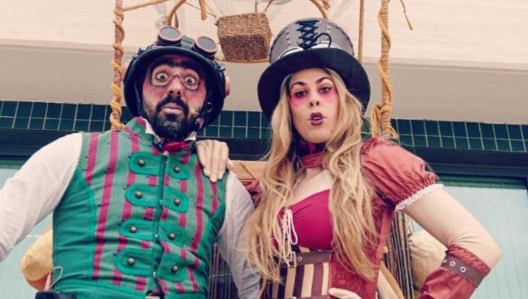 Sarah Miró y su marido disfrazados antes de su actuación/Foto:Instagram