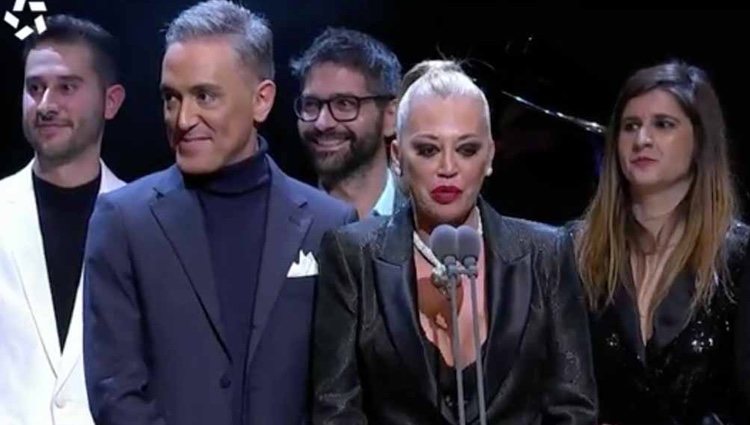 Belén Esteban y Kiko Hernández agradecen el premio | Foto: La Otra