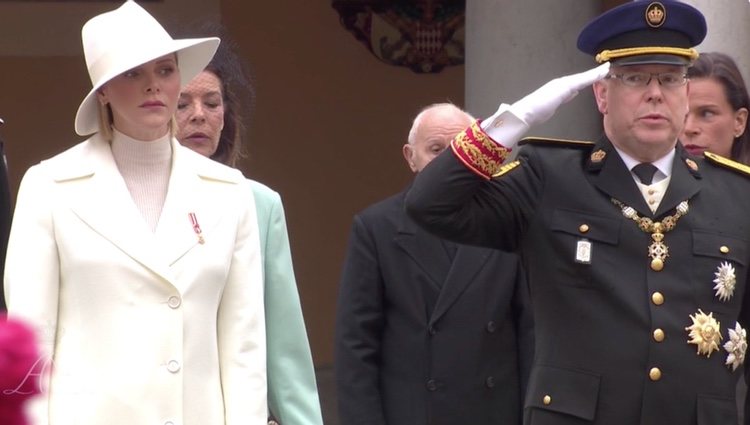 Alberto, Carolina y Estefanía de Mónaco entonan el Himno Nacional frente al silencio de la Princesa Charlene