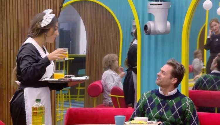 Noemí Salazar sirviendo el desayuno a Hugo Castejón en 'GH VIP 7'/foto:telecinco.es