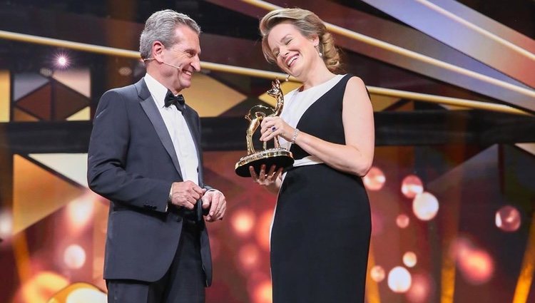 La Reina Matilde de Bélgica recibiendo el 'Premio Bambi de la Caridad' / Foto: Instagram