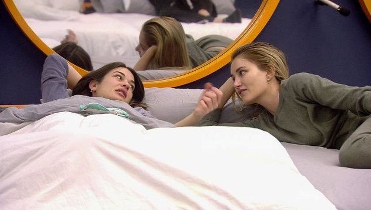 Alba Carrillo y Estela Grande dentro de la casa de 'GH VIP 7'/Foto: telecinco.es