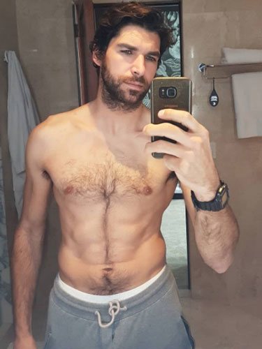 Cayetano Rivera presumiendo en abdominales/ Foto: Instagram