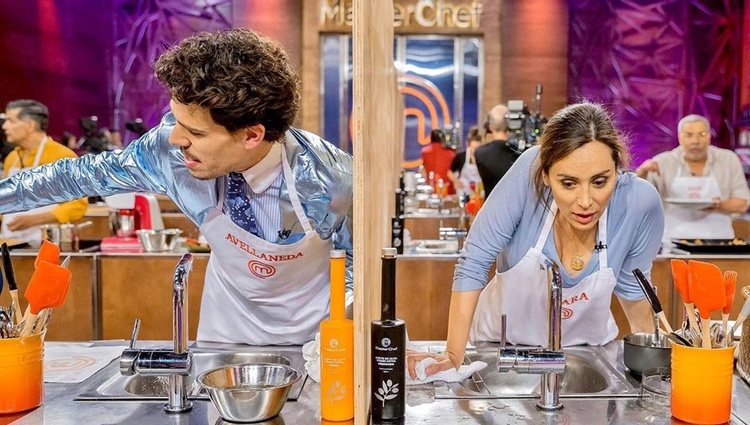 Juan Avellaneda y Tamara Falcó cocinando en 'Masterchef Celebrity | Instagram