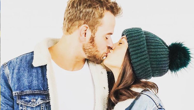 Kellan Lutz y su esposa anunciando a su primer hijo| vía: Instagram