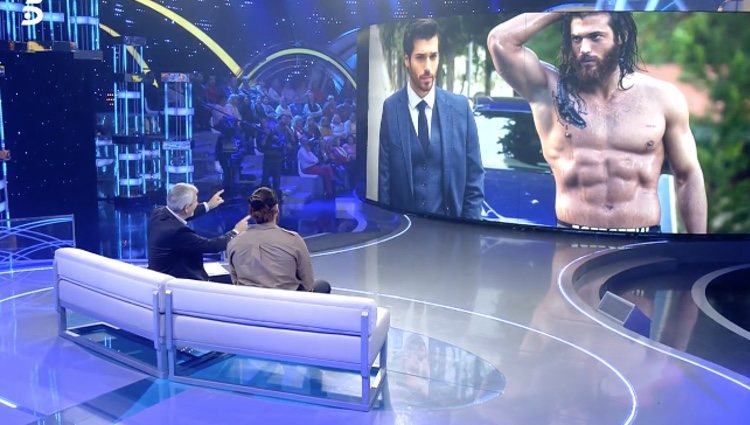 Can Yaman hablando con Carlos Sobera en 'Volverte a ver' | Foto: Telecinco.es