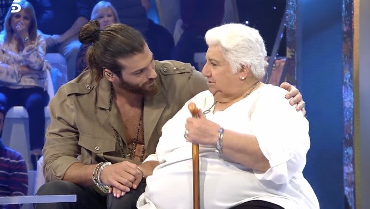 Can Yaman sorprendiendo a una seguidora en 'Volverte a Ver' | Foto: Telecinco.es