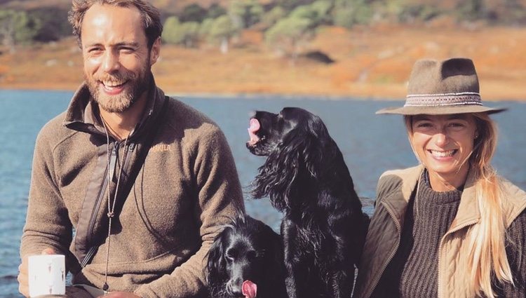 James Middleton y Alizee Thevenet junto a sus perros | Foto: Instagram