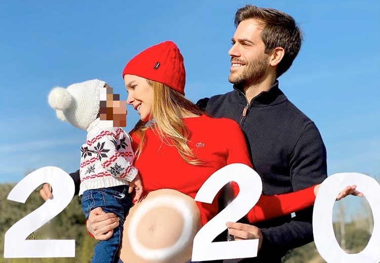 Natalia Sánchez y Marc Clotet felicitan el año junto a su hija