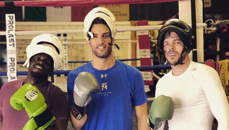 Nicholas Hoult (a la derecha) tras </p><p>un combate de boxeo con amigos/Foto:Instagram