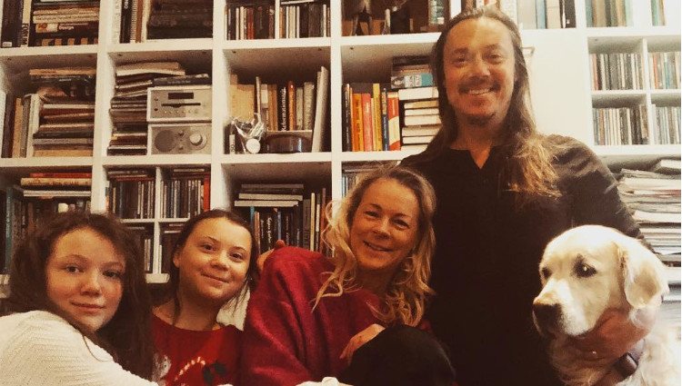 Las hermanas Thunberg junto a sus padres y el perro de la familia/Foto:Instagram