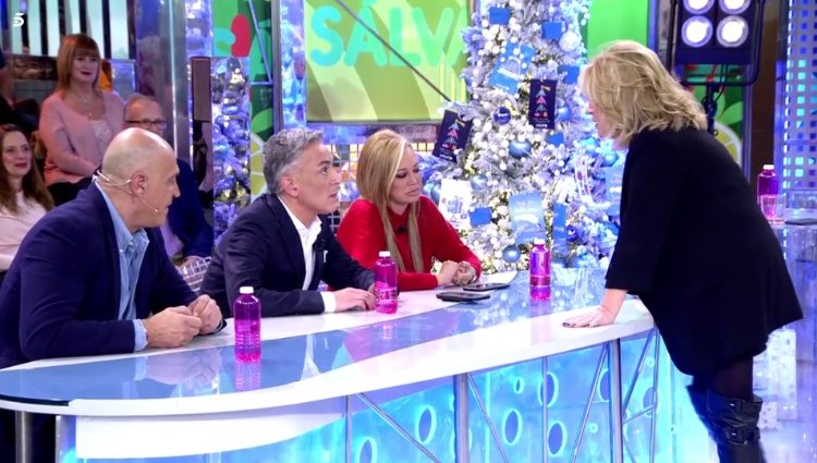 Lydia Lozano hablando con sus compañeros de 'Sálvame'/ Foto: Telecinco.es