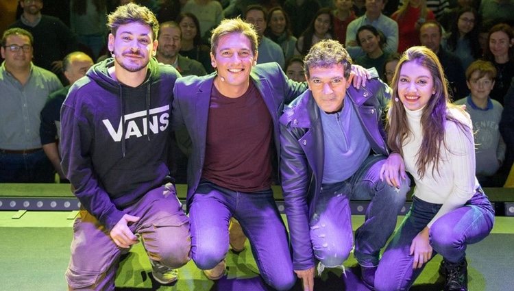 Antonio banderas sorprende a Ana Guerra y Cepeda en el Teatro Soho de Málaga