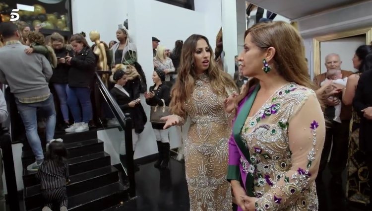 Noemí Salazar y su madre en la inauguración de su tienda| Foto: telecinco.es