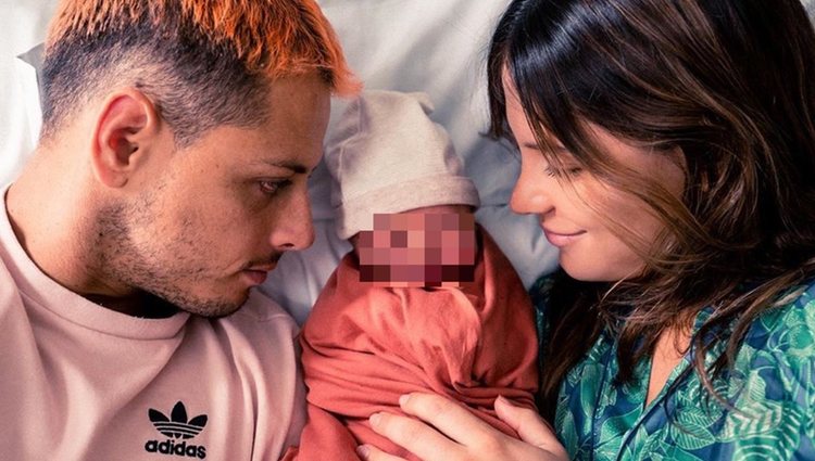 Chicharito y Sarah Kohan se convirtieron en padres en junio de 2019 | Foto: Instagram