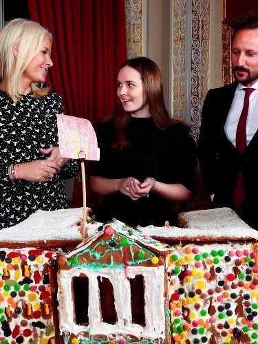 La Familia Real Noruega con una casa de jengibre para felicitar la Navidad de 2019