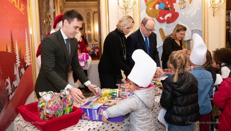 Alberto y Charlene de Mónaco junto a Camille Gottlieb y Louis Ducruet repartiendo regalos | Foto: Facebook