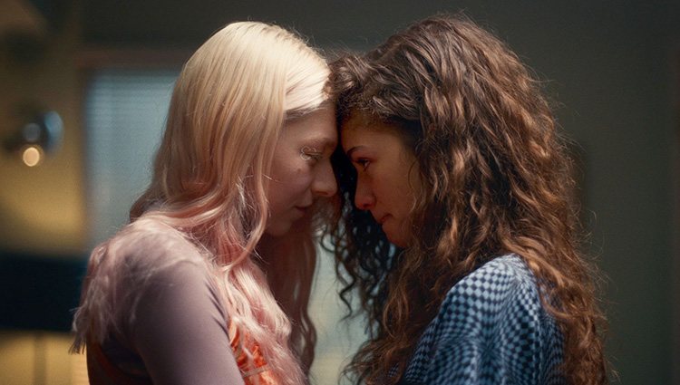 Rue (Zendaya) y Jules (Hunter Schafer) en una escena íntima de 'Euphoria' | Foto: HBO