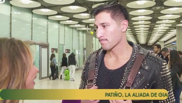 Gianmarco hablando en el aeropuerto | Foto: telecinco.es