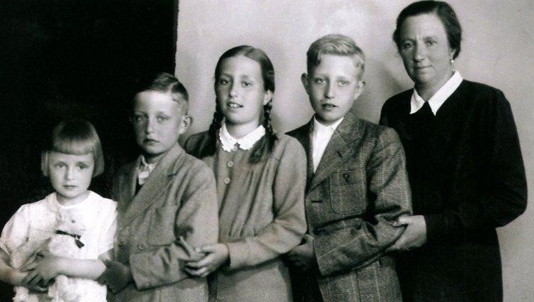 La Infanta Isabel Alfonsa de Borbón junto a sus hijos | Pinterest