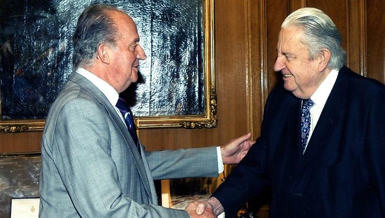 El Rey Juan Carlos saludando a su primo, José Miguel Zamoyski de Borbón | Numen Digital